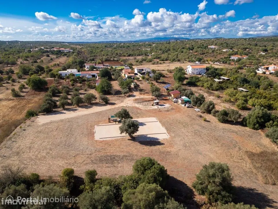 Terreno rústico com 8.280 m² com furo de água situado na Ribeira de Al
