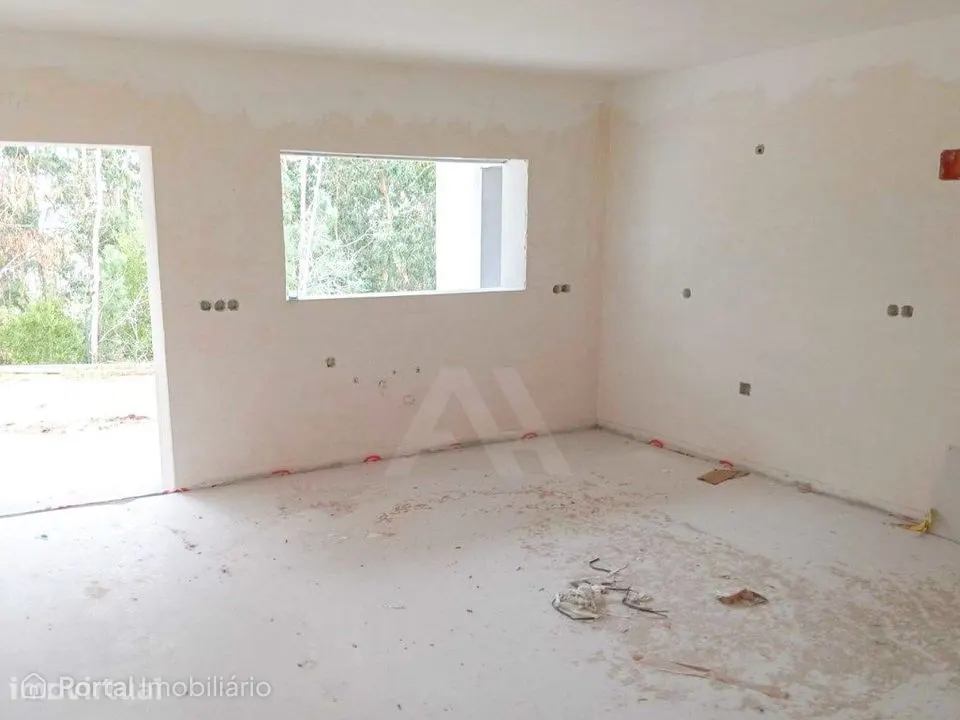 Moradia T4 remodelada em condomínio fechado com jardim em Leiria