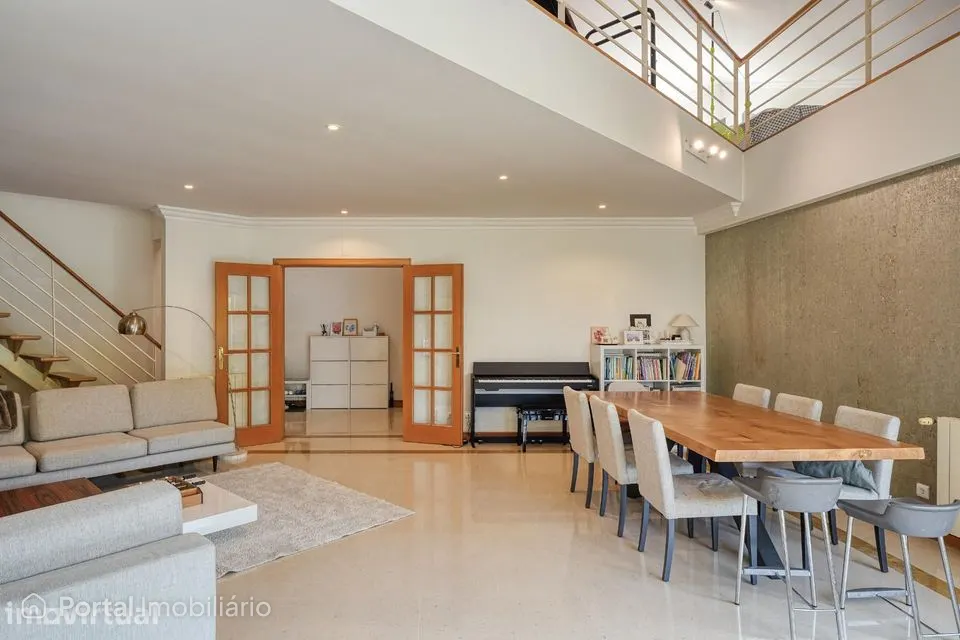 T3 Duplex com Mezanine e Terraço em Condomínio com Piscina | Bicesse