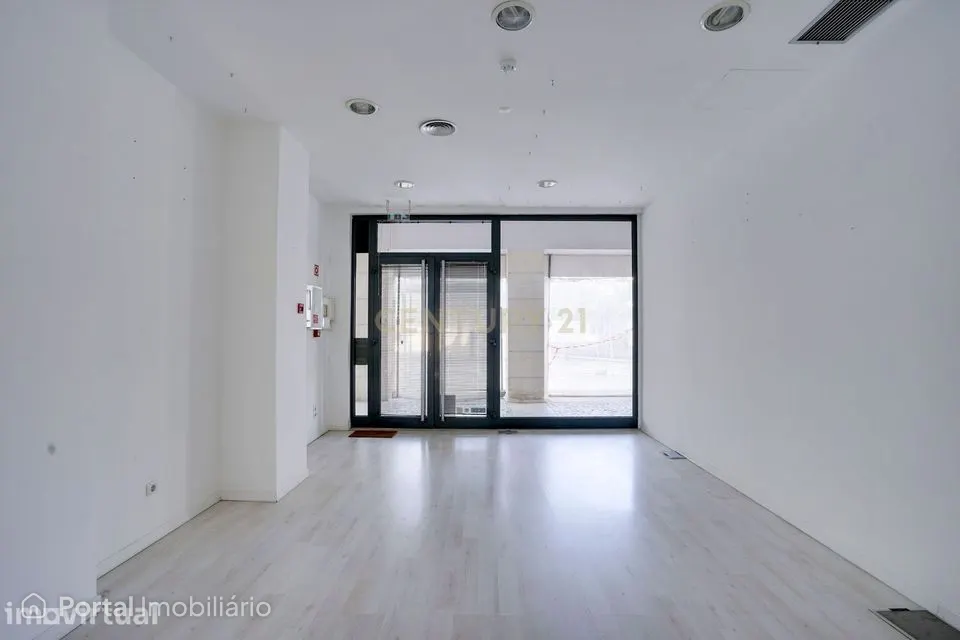 Oportunidade Única. Loja Comercial de 50m² no Parque das Nações Norte
