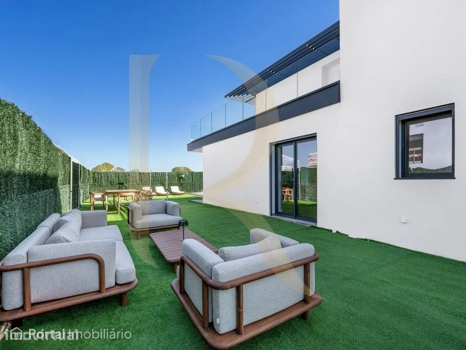 Moradia geminada T3 nova com garagem e piscina nos Foros de Amora -...