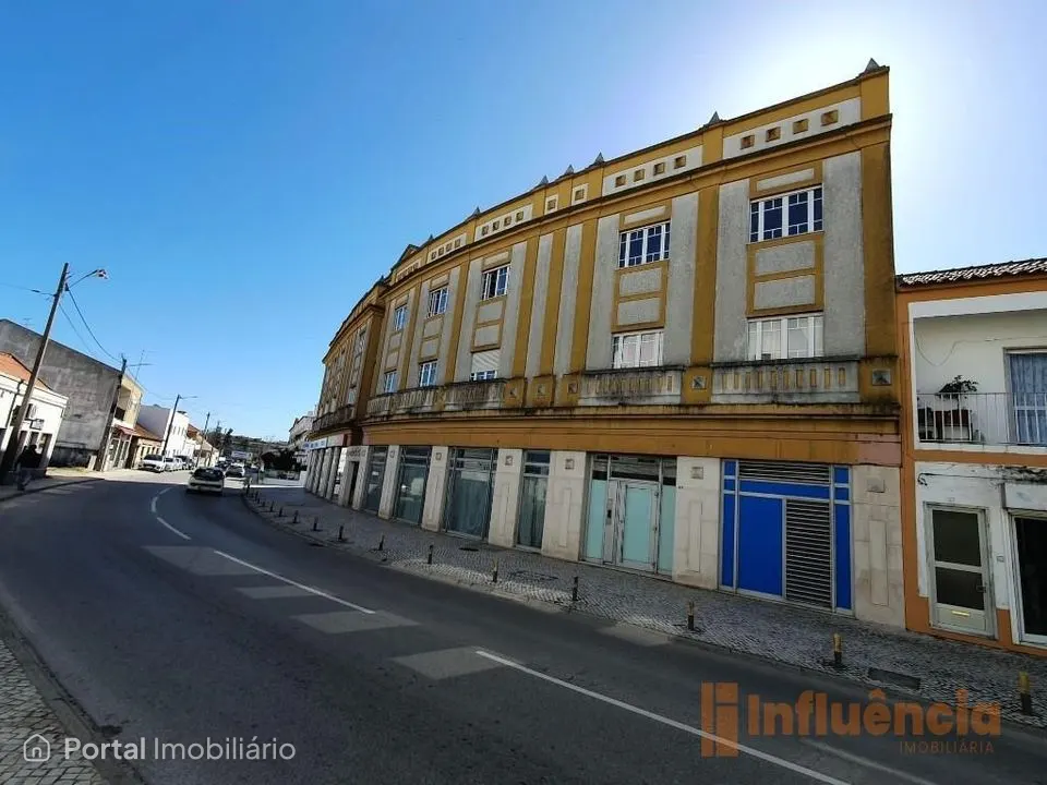 Loja ampla no centro de Samora Correia