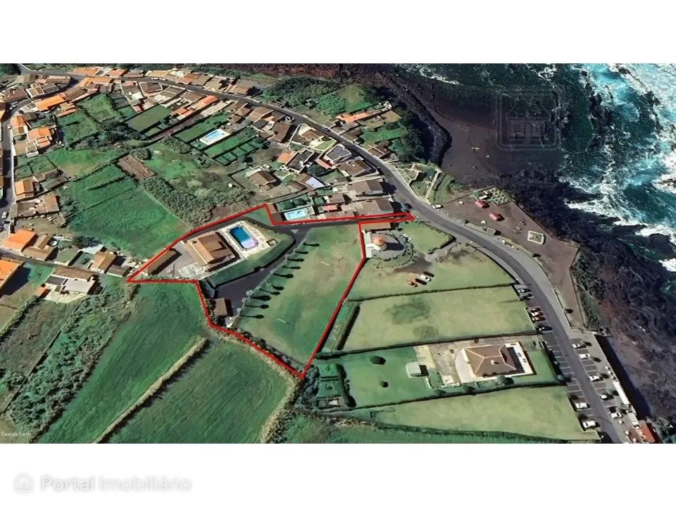 Venda de vivenda - Moradia à beira-mar, com amplo terreno, jardim e...
