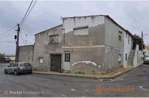 Moradia com 2 pisos acima do solo, de tipologia T3 em Beja