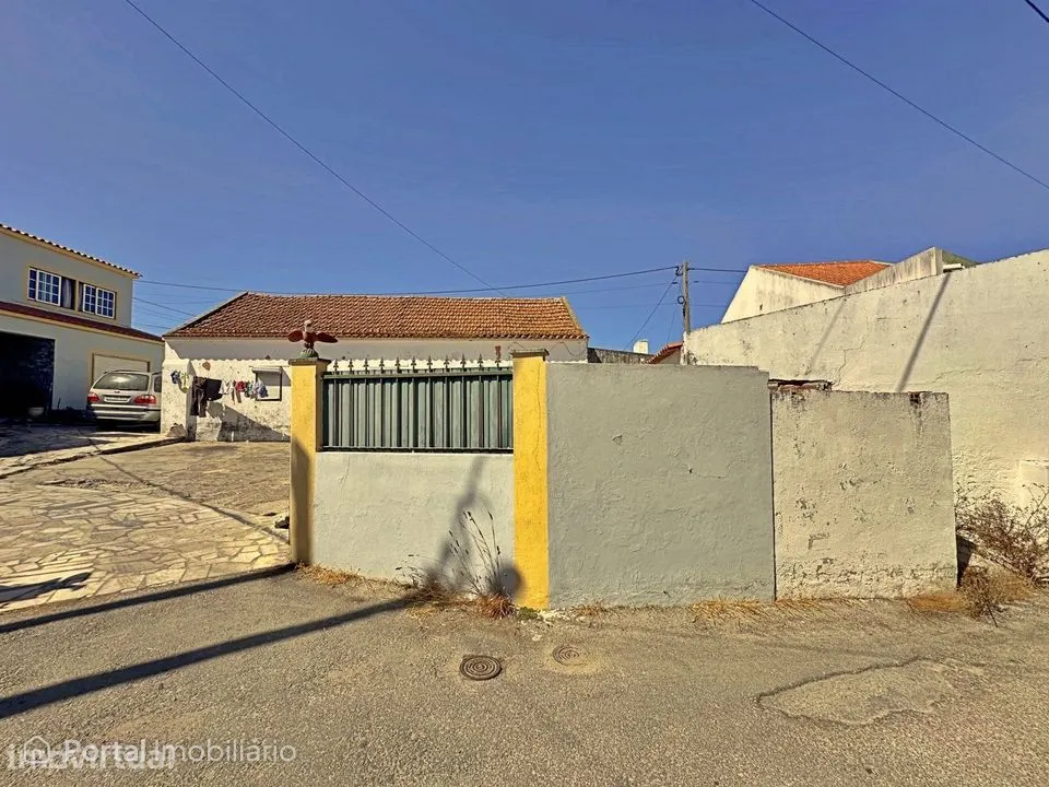 Moradia T2+1 com Pátio e Garagem para Recuperar em Casas Novas