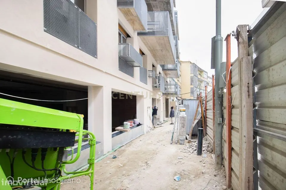 Loja nova em Sacavém | 398 m² | Planta livre