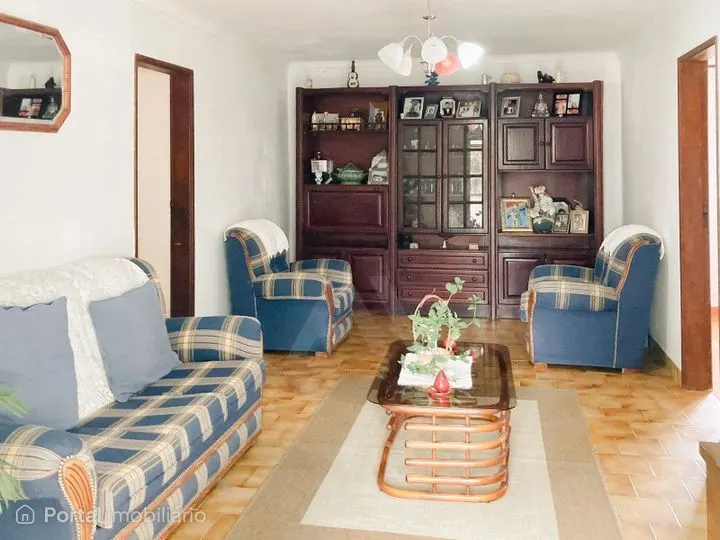 Moradia T4 inserida num extenso lote de 8.415 m²