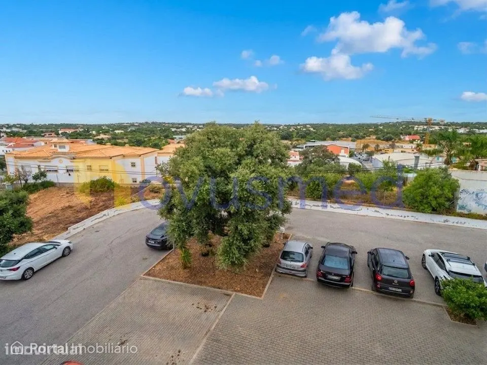 Apartamento T2 com Ar Condicionado nas Ferreiras