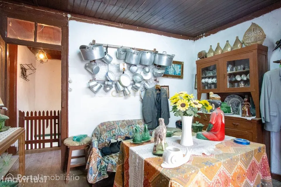 Propriedade com Casa Antiga para Remodelação Total + Terreno Rústico