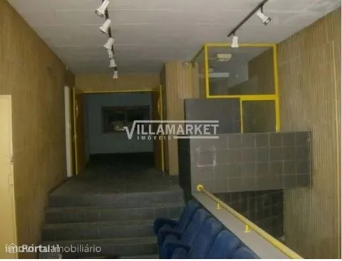 Loja da banca com 458 m2 composta por 2 Pisos e Armazém situada na Est