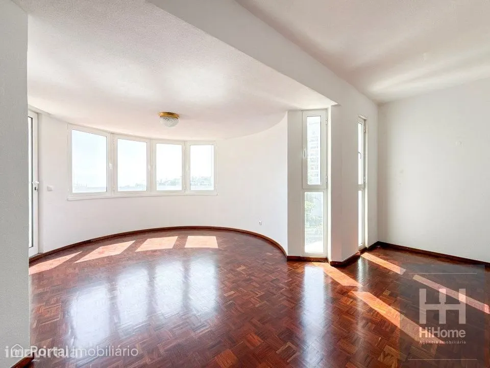 Apartamento T3 com garagem, centro Funchal, vista mar, serra e cidade.