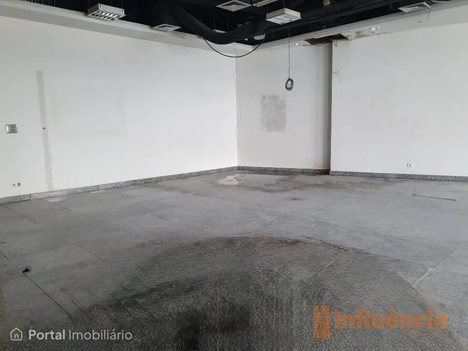Loja ampla no centro de Samora Correia