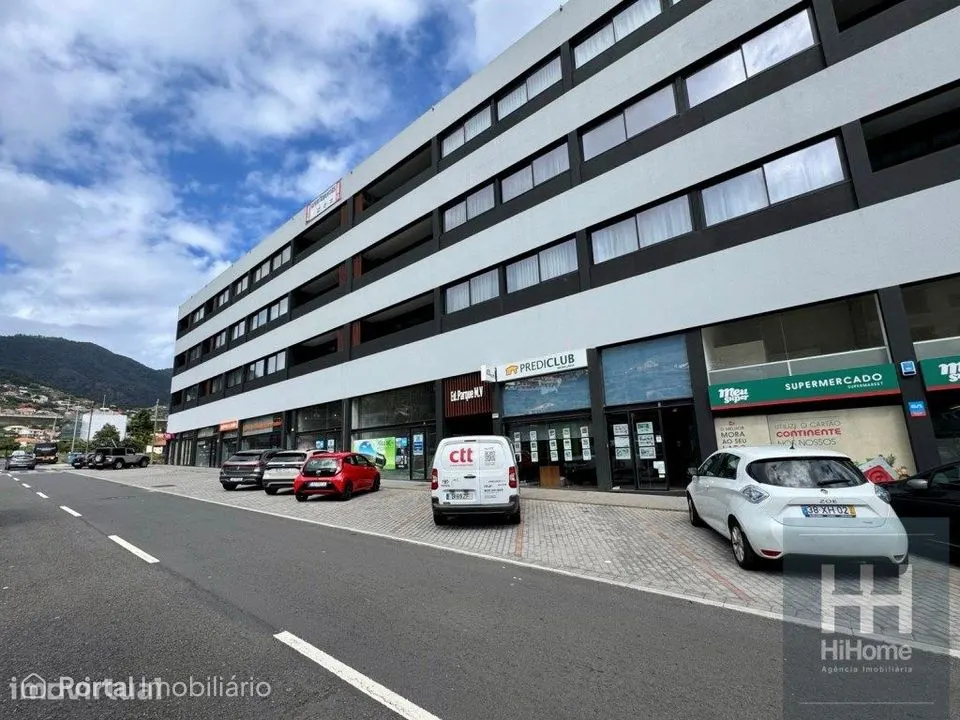Espaço comercial com 695 m2 | Machico