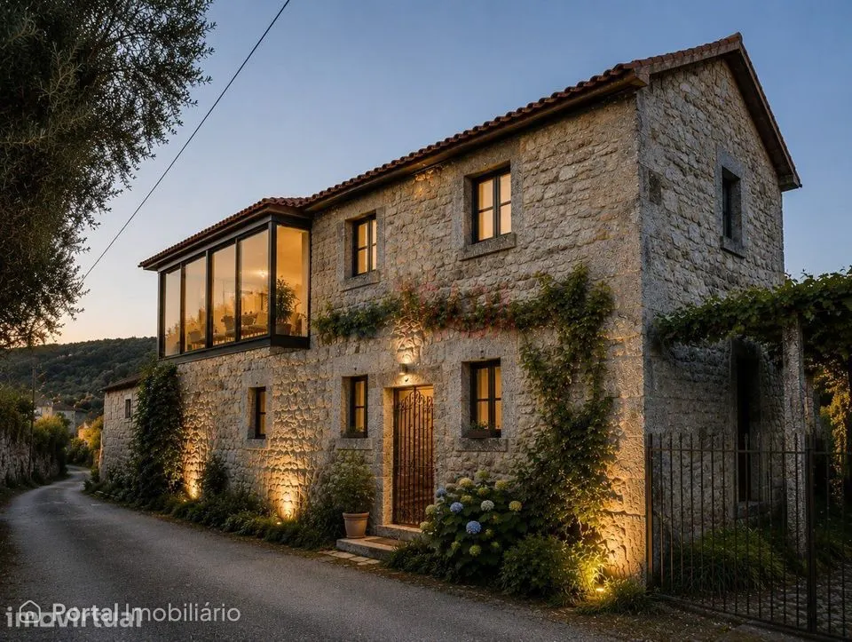Moradia em Pedra para Restauro com 1.842 m² de Terreno | Duas Igrej...
