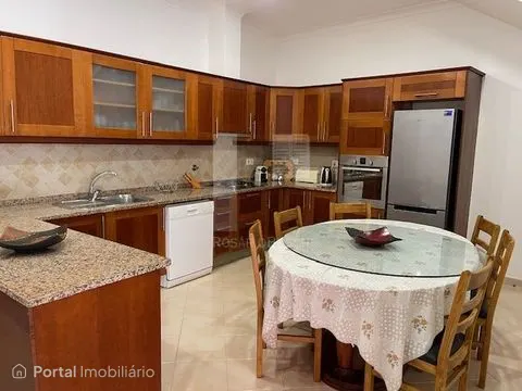 Elegante moradia com 4 quartos
