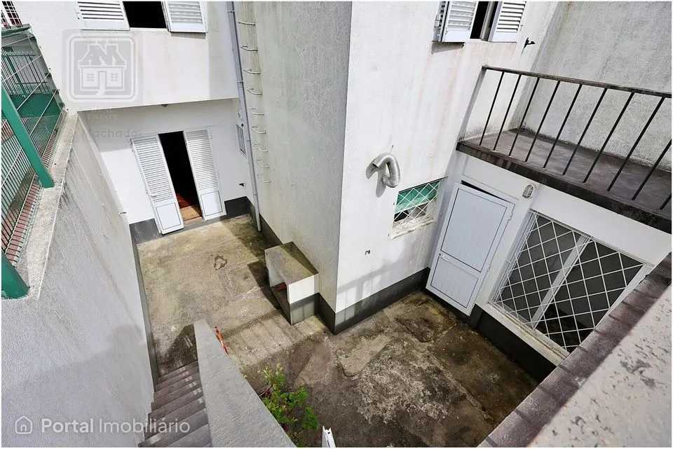 Moradia geminada / 4 quartos / garagem / quintal e terraço / São Pedro