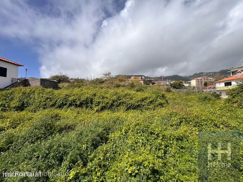 Terreno com 1980 m2 | Caniço, Santa Cruz