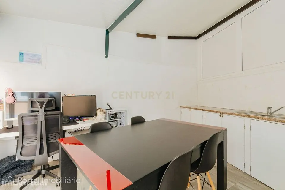 Apartamento T1+1 com estacionamento em Águas Livres, Amadora