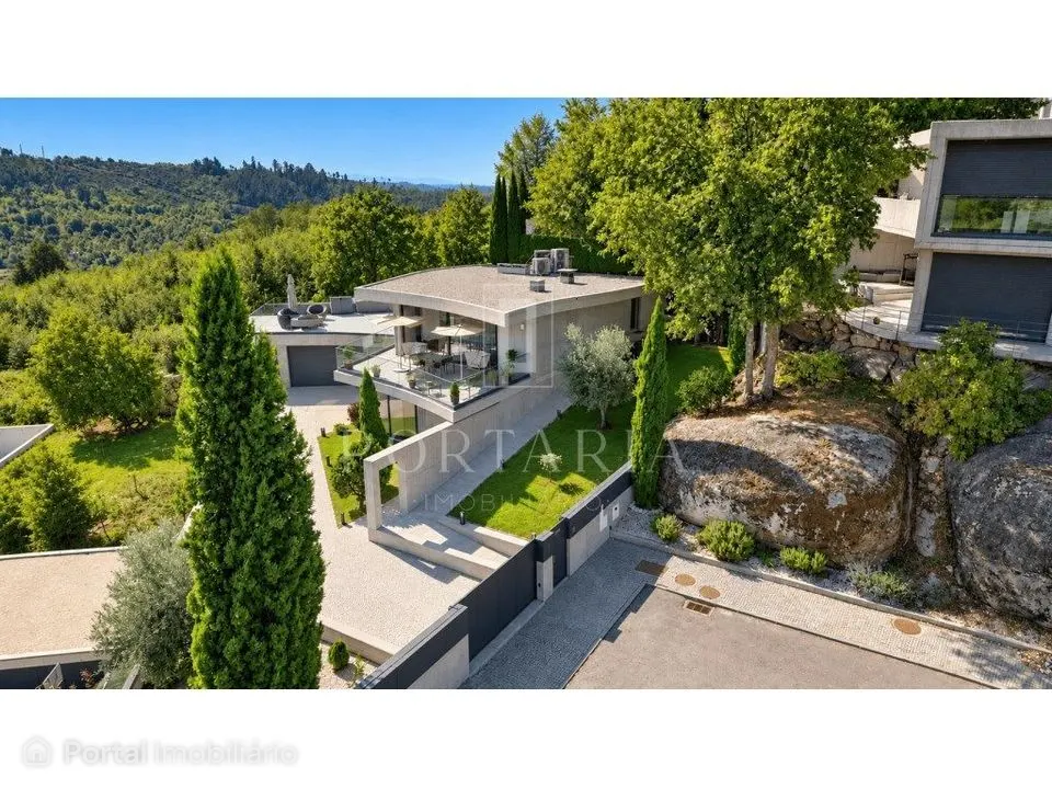 Moradia de Luxo com Piscina, Vista Deslumbrante e Privacidade - Viseu