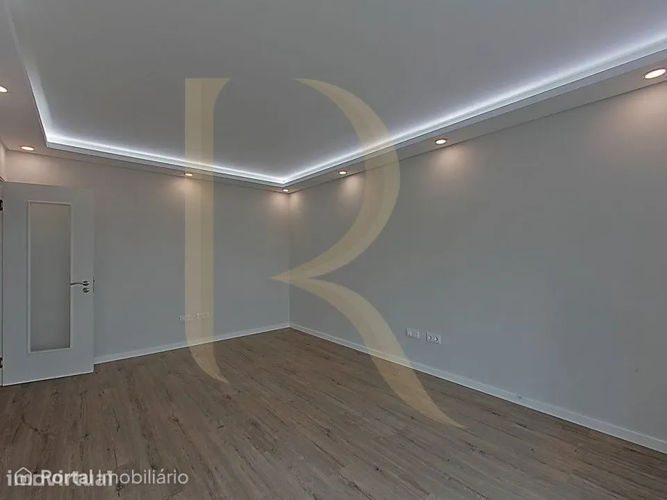 Apartamento T3 Totalmente Remodelado com Elevador - Feijó, Almada