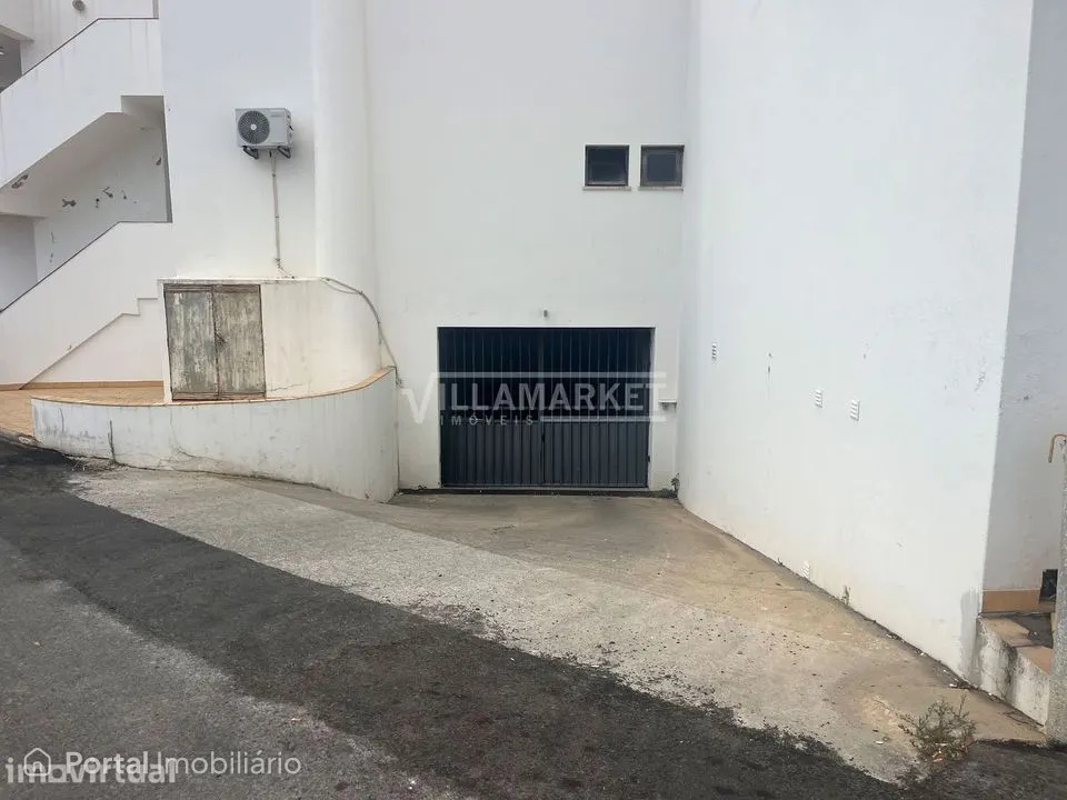 Garagem de tipo box fechada com 21 m2 inserida na cave do Edifico Cris