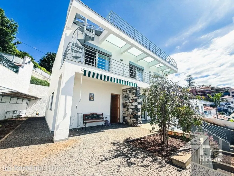 Moradia T4+1 com Vista Mar, Jardim e Garagem para 4 Viaturas | Funchal