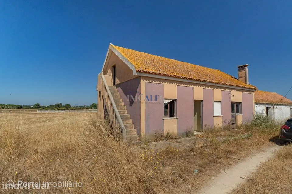 Terreno com 35000 m2 e moradia para reconstruir no Montijo