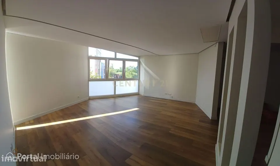 Apartamento T4 remodelado e com varandas frente ao Spacio Shopping dos