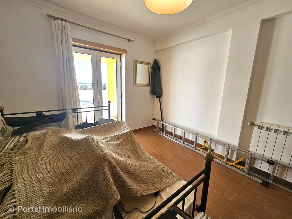 Moradia T4 com Piscina, Jardim e Vistas de Campo a 3 km da Praia de São Martinho do Porto