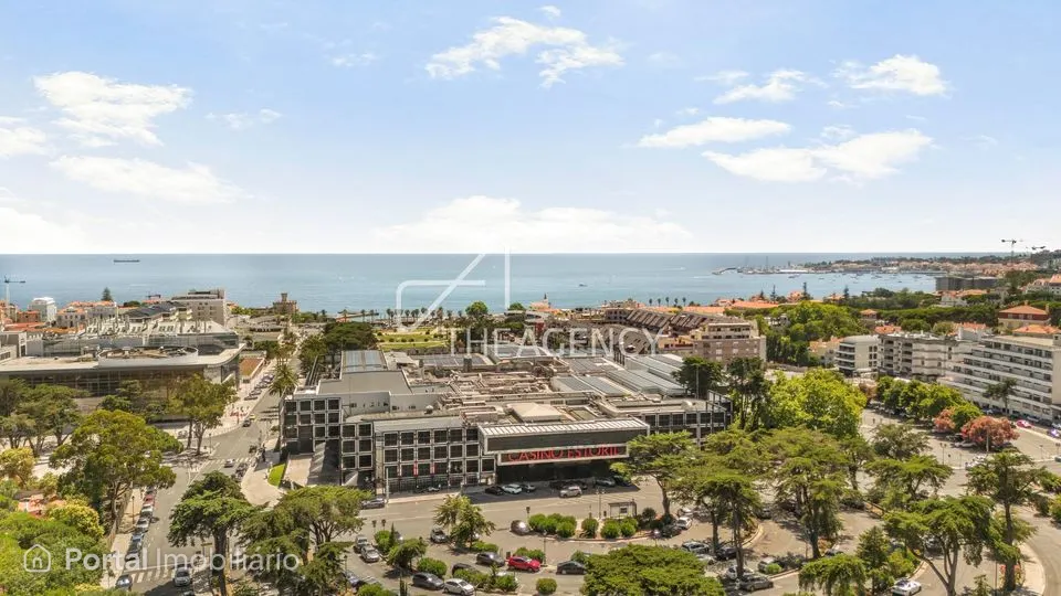 Desfrute de vistas desimpedidas sobre o Atlântico neste excecional penthouse T5