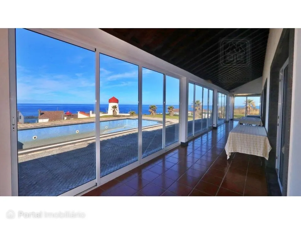 Venda de vivenda - Moradia à beira-mar, com amplo terreno, jardim e...