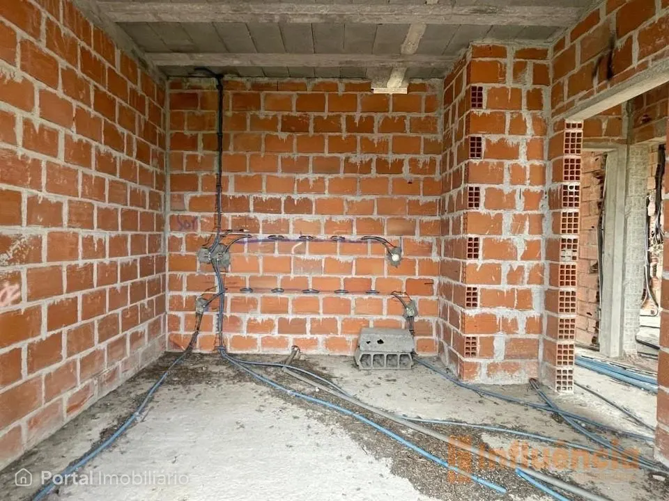 Moradia em construção, com dois pisos e sótão, de tipologia T3+1