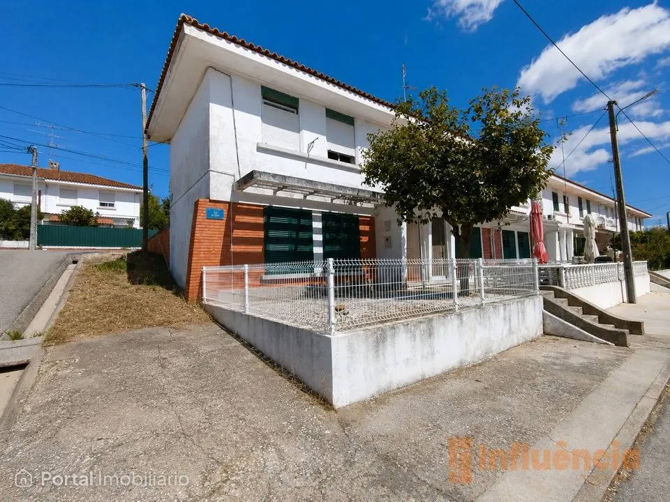 Moradia T2 de Dois Pisos com Logradouro em Abrantes