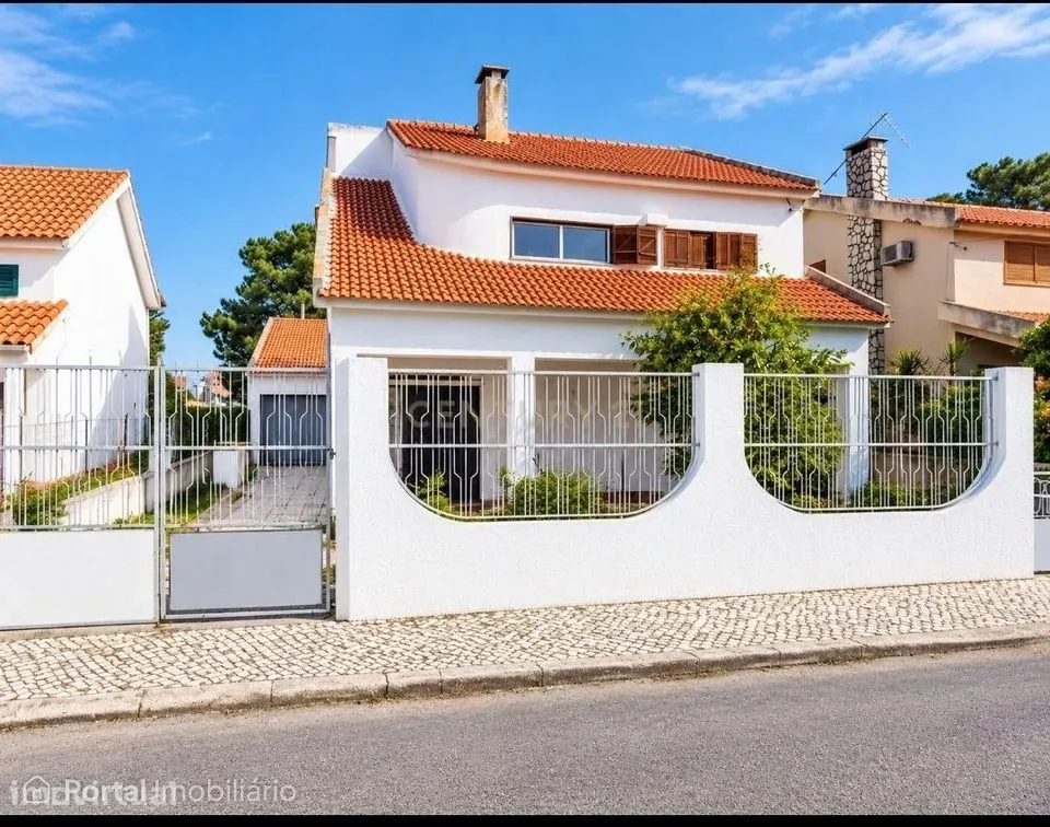 Moradia T4 com Jardim Privativo na Charneca da Caparica – Potencial Ún