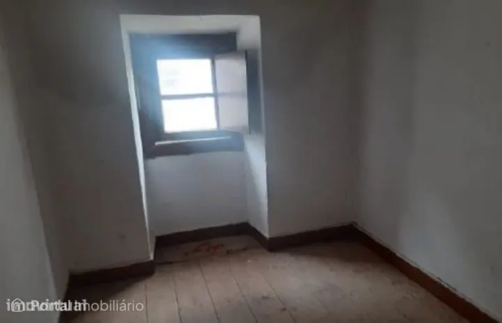 Moradia T4 para Renovar c/ Pátio e Churrasqueira | Centro do Cadaval