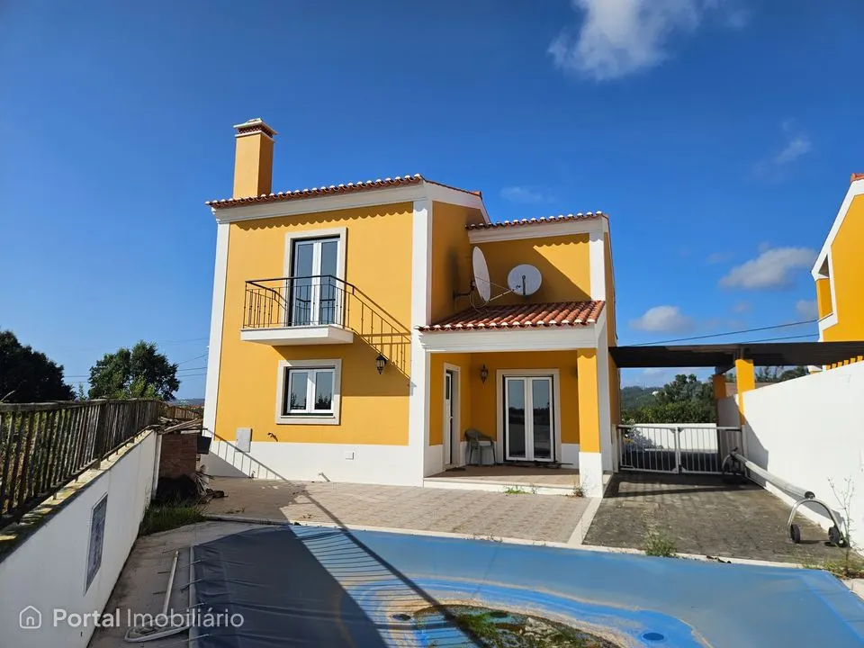 Moradia T4 com Piscina, Jardim e Vistas de Campo a 3 km da Praia de São Martinho do Porto