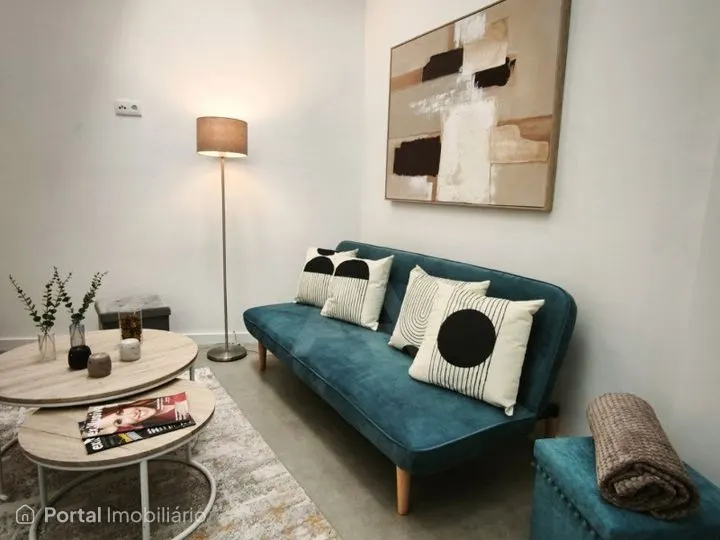 Apresentamos este apartamento T3 totalmente renovado em Benfica