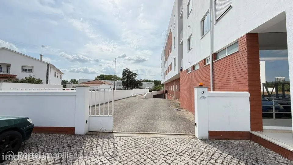 Garagem Fechada c/22 m² | Centro Rio Maior | Excelente Acessibilidade