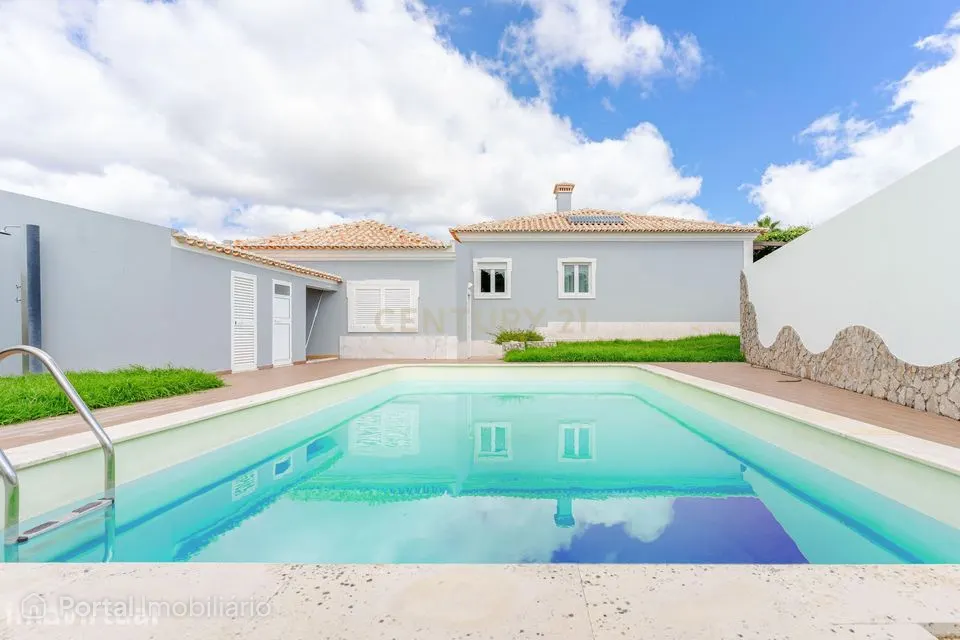 Moradia T4 com Piscina | 426 m² de Construção e Lote de 1.000 m² | Arr