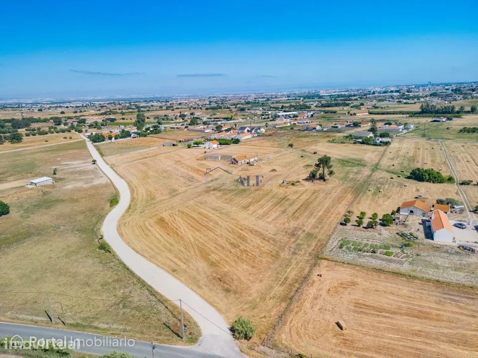 Terreno com 35000 m2 e moradia para reconstruir no Montijo