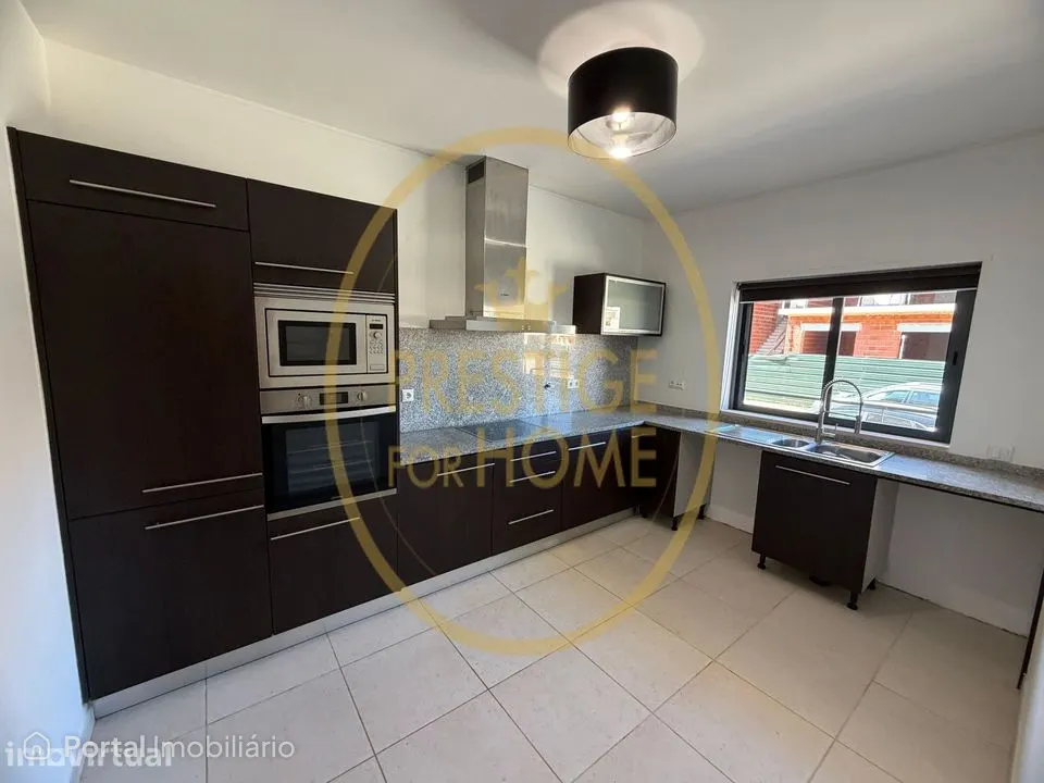 Moradia T5 com Piscina e Garagem Fechada em Condomínio Privado – Boliq