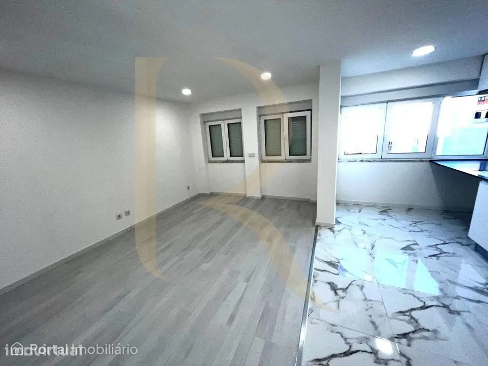 Apartamento T3 remodelado com varandas no Laranjeiro - Almada