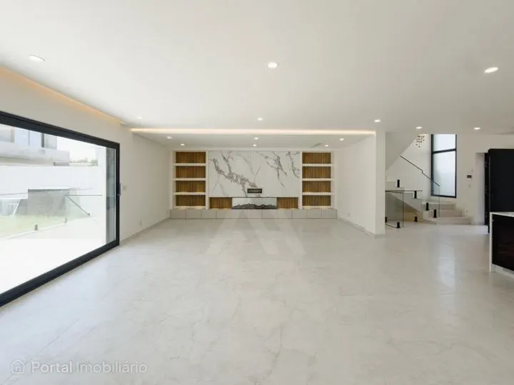 Moradia T4 isolada de construção recente