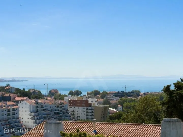 Apartamento T2 renovado com terraço e vistas mar, em Cascais