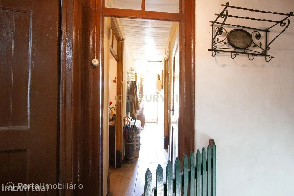 Propriedade com Casa Antiga para Remodelação Total + Terreno Rústico