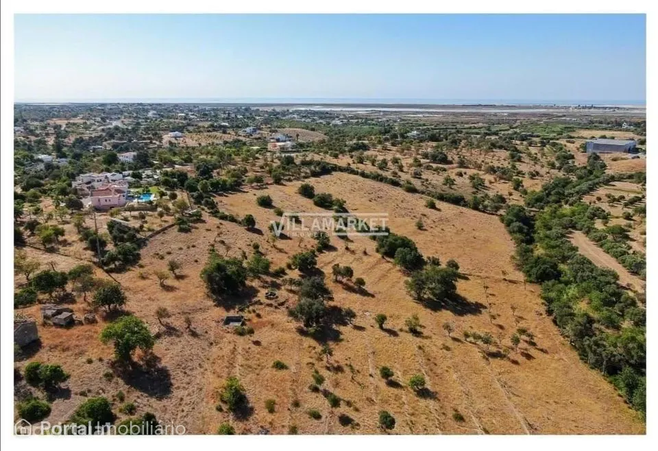 Ruína com 178 m2 inserida num terreno com 18440 m2 situada próxima de