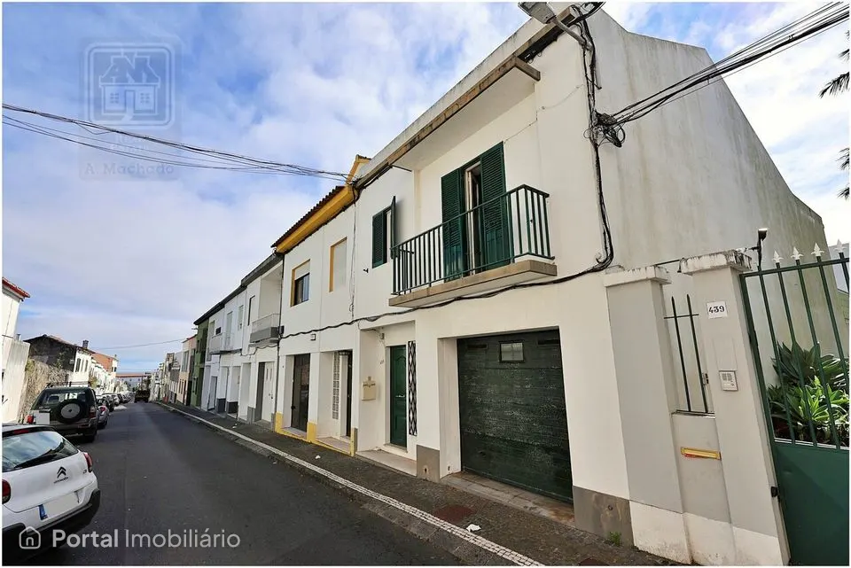 Moradia geminada / 4 quartos / garagem / quintal e terraço / São Pedro