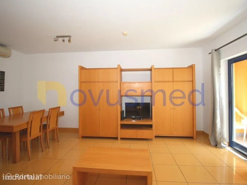 Apartamento tipo T1, com piscina e parqueamento, zona Marina de Alb...
