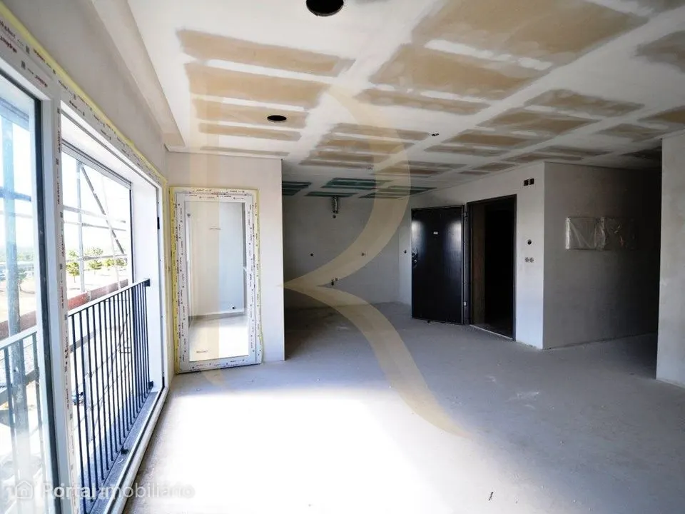 Apartamento T3 novo com elevador, varandas e estacionamento em Sant...