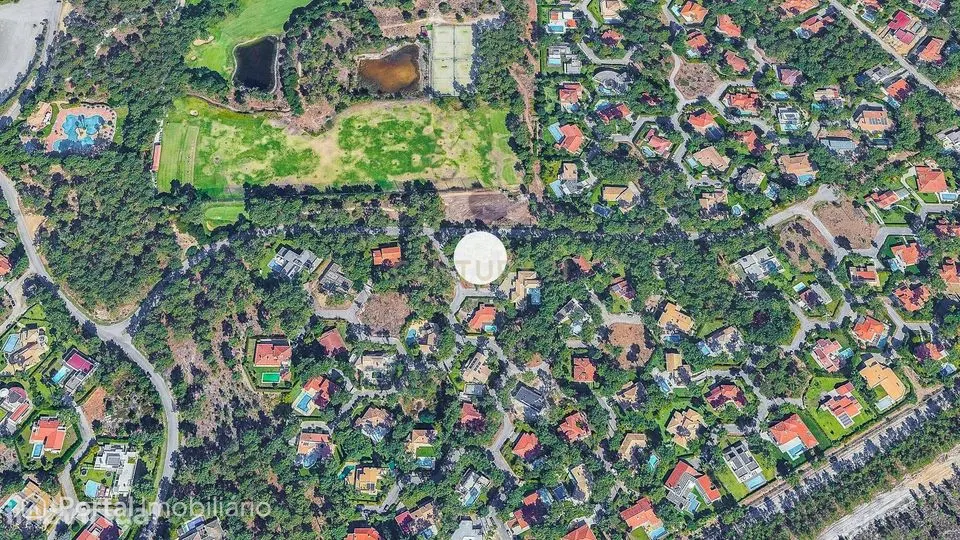 Terreno para Moradia de Luxo com Piscina e Jardim na Herdade da Arorei